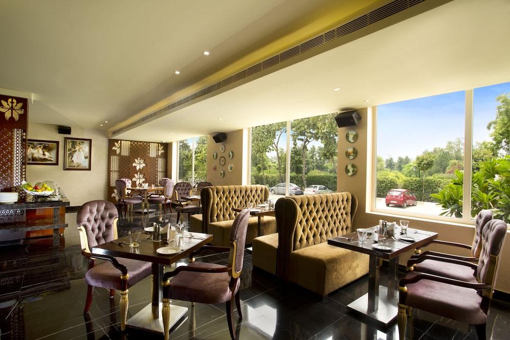Atrio By Devam Hotel Gurgaon Ngoại thất bức ảnh