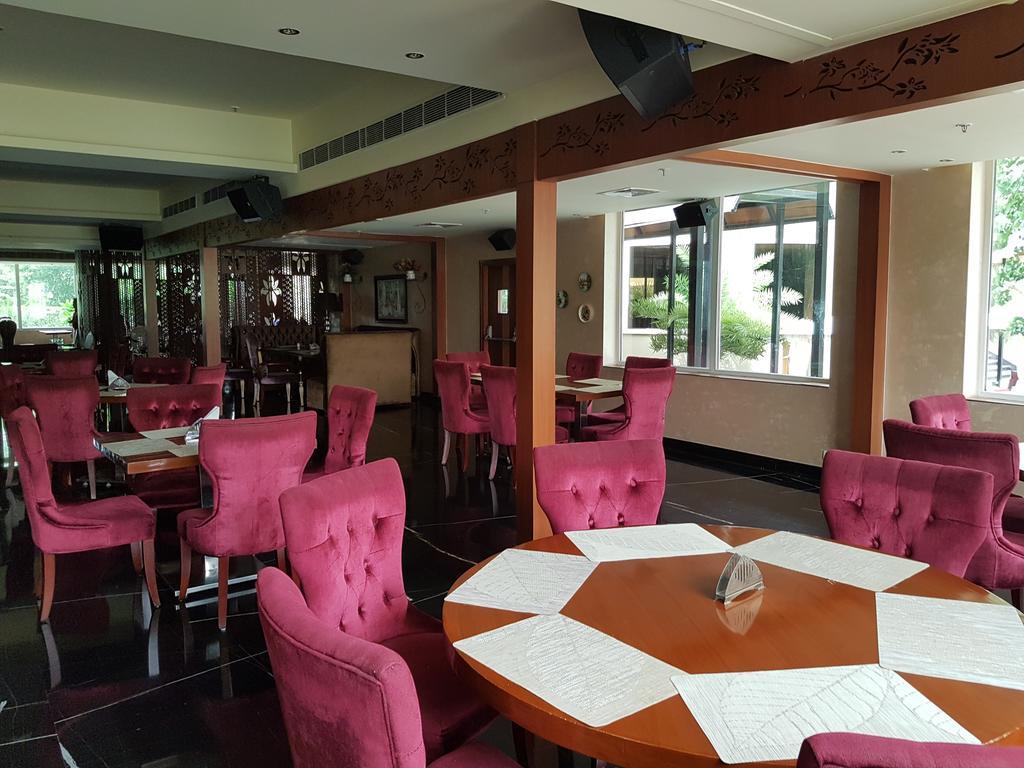 Atrio By Devam Hotel Gurgaon Ngoại thất bức ảnh